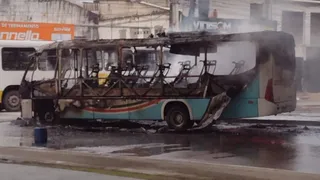 Imagem ilustrativa da imagem Micro-ônibus pega fogo no bairro de Prazeres, em Jaboatão
