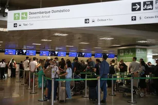 Imagem ilustrativa da imagem Mulher é presa pela PF no Aeroporto de Brasília após afirmar ter uma bomba dentro da mala, diz site