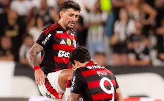 Imagem ilustrativa da imagem Pedro brilha, Flamengo vence Botafogo e segue na caça ao Palmeiras