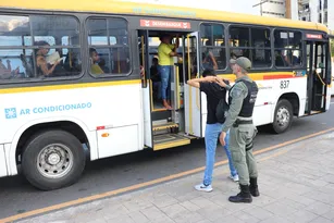 Imagem ilustrativa da imagem Pernambuco teve queda de roubo em coletivos em mais de 50%, diz governo