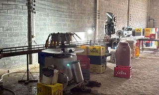 Imagem ilustrativa da imagem Polícia fecha fábrica de bebidas e apreende mais de 30 mil garrafas em Vitória-PE