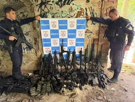 Imagem ilustrativa da imagem Polícia prende 14 milicianos e apreende 12 fuzis e granadas em operação no Rio de Janeiro
