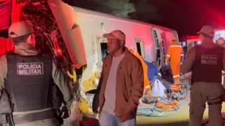 Imagem ilustrativa da imagem SDS-PE diz que 16 pessoas morreram em acidente com ônibus no agreste. Veja a nota: