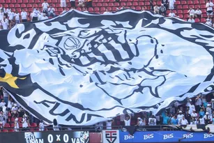 Imagem ilustrativa da imagem Torcida do Santos invade CT Rei Pelé dois dias após goleada histórica no Brasileirão