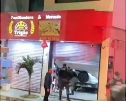 Imagem ilustrativa da imagem VÍDEO: Homem invade padaria da ex-esposa com carro e promove quebradeira