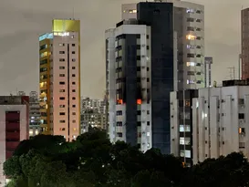 Imagem ilustrativa da imagem VÍDEO: Incêndio atinge prédio residencial no Bairro do Espinheiro, no Recife
