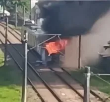 Imagem ilustrativa da imagem VÍDEOS: Incêndio em trem paralisa Linha Centro do Metrô do Recife neste sábado (25)