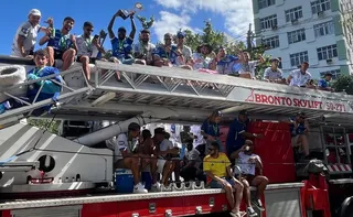 Imagem ilustrativa da imagem Vitória comemora o título da Copa ES 2025 com carreata na capital
