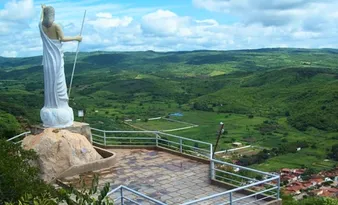 Imagem ilustrativa da imagem Em Solidão, sementes brotam entre fé, memória e o arroz da terra