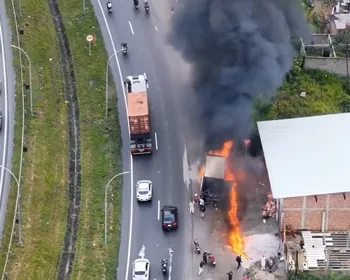 Imagem ilustrativa da imagem VÍDEO: incêndio destrói caminhão na BR-101. Carga de carne foi saqueada