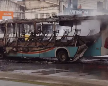 Imagem ilustrativa da imagem Micro-ônibus pega fogo no bairro de Prazeres, em Jaboatão (44)