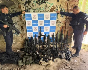 Imagem ilustrativa da imagem Polícia prende 14 milicianos e apreende 12 fuzis e granadas em operação no Rio de Janeiro
