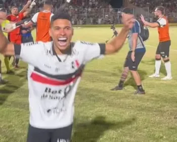 Imagem ilustrativa da imagem Santa Cruz se classifica nos pênaltis. Rokenedy foi herói da partida contra o Altos