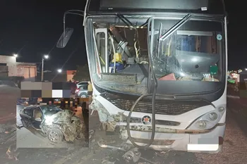 Imagem ilustrativa da imagem Acidente entre ônibus e carro deixa feridos em Salgueiro