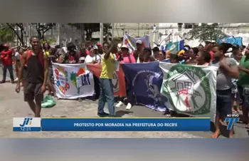 Imagem ilustrativa da imagem Manifestantes por moradia e forças de segurança entram em colisão em frente à PCR