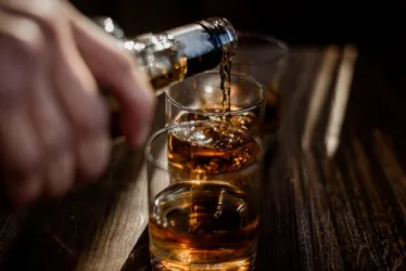 Imagem ilustrativa da imagem AGU notifica Meta por venda de produtos usados na falsificação de bebidas