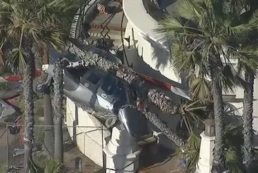 Imagem ilustrativa da imagem Acidente de helicóptero deixa cinco feridos em praia da Califórnia, nos EUA