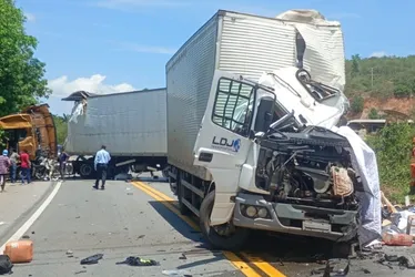 Imagem ilustrativa da imagem Acidente entre duas carretas deixa um morto e um ferido em rodovia no ES