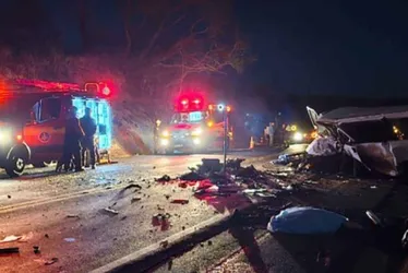 Imagem ilustrativa da imagem Acidente entre van e carro deixa 4 mortos e 16 feridos em rodovia de Minas Gerais