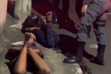 Imagem ilustrativa da imagem Adolescente e jovem são contidos por populares após roubarem celular em Cariacica