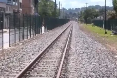 Imagem ilustrativa da imagem Adolescente não escuta sinalização e é atropelada por trem em Cariacica