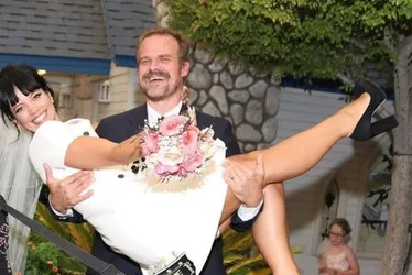 Imagem ilustrativa da imagem Amante de David Harbour se pronuncia após ser exposta em álbum de Lily Allen