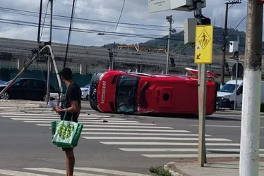Imagem ilustrativa da imagem Ambulância que transportava vítima de acidente capota em Jardim América