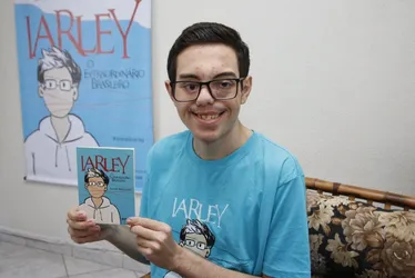 Imagem ilustrativa da imagem Após 20 cirurgias, jovem ensina a vencer o bullyng