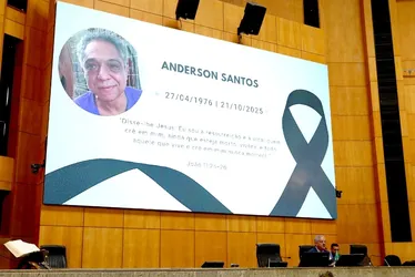 Imagem ilustrativa da imagem Após morte de irmão do presidente da ALES, deputados prestam homenagem