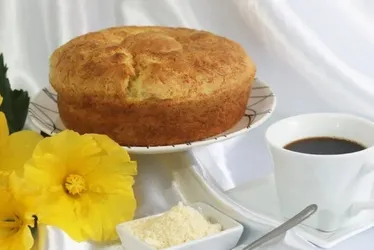 Imagem ilustrativa da imagem Aprenda a fazer um Bolo de Pão de Queijo com seis ingredientes