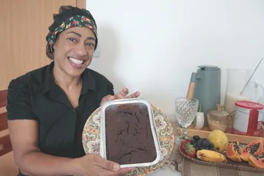 Imagem ilustrativa da imagem Aprenda a fazer um bolo de cacau e banana que ajuda a manter a dieta