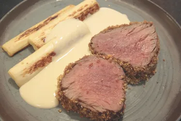 Imagem ilustrativa da imagem Aprenda a fazer uma receita de Rosbife e creme de alho-poró