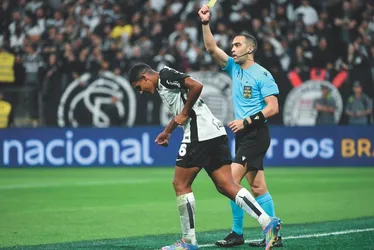 Imagem ilustrativa da imagem Árbitro do ES debate com VAR em pênalti polêmico: "Não trabalhamos com sentimento"