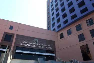 Imagem ilustrativa da imagem Assembleia do ES publica editais de concurso com salários de até R$ 9,3 mil