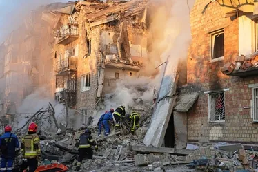 Imagem ilustrativa da imagem Ataque em massa com drones e mísseis russos mata 15 pessoas em Kiev