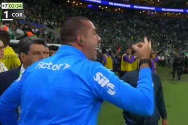 Imagem ilustrativa da imagem Auxiliar de Abel reclama de obstrução em gol do Corinthians e é expulso: ‘É falta no mundo todo’