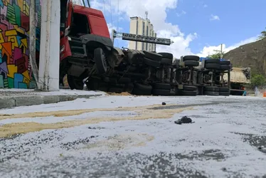 Imagem ilustrativa da imagem Saiba como está a situação na Curva do Saldanha após carreta tombar