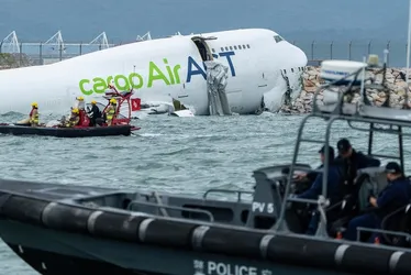 Imagem ilustrativa da imagem Avião cargueiro cai no mar e duas pessoas morrem em Hong Kong