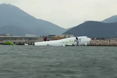 Imagem ilustrativa da imagem Avião de carga derrapa, cai no mar ao pousar em Hong Kong, e 2 pessoas morrem