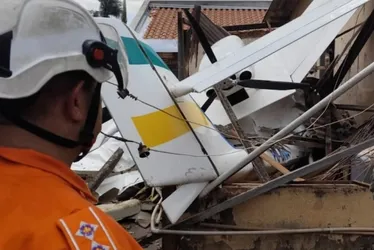 Imagem ilustrativa da imagem Avião de pequeno porte cai sobre casa em Goiânia