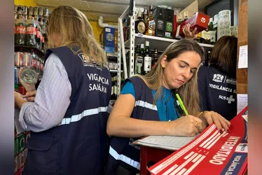 Imagem ilustrativa da imagem Blitz da Vigilância Sanitária e Procon apreende bebidas suspeitas em Jaboatão