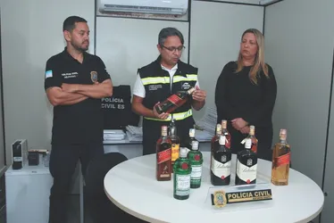 Imagem ilustrativa da imagem Blitze apreende 200 garrafas de bebidas falsificadas na Grande Vitória