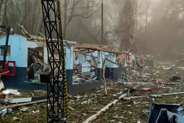 Imagem ilustrativa da imagem Bombeiros reiniciam buscas pelos corpos de vítimas de explosão em fábrica no Paraná