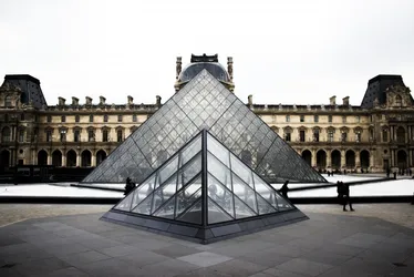 Imagem ilustrativa da imagem Brasileiros contam como saíram às pressas do Louvre: 'Foi assustador'