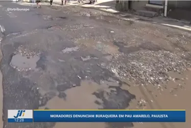 Imagem ilustrativa da imagem Buracos e alagamentos dificultam passagem de veículos na Rua Vietnã, em Pau Amarelo