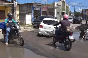 Imagem ilustrativa da imagem Buracos e alagamentos dificultam passagem de veículos na Rua Vietnã, em Pau Amarelo