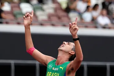 Imagem ilustrativa da imagem Caio Bonfim conquista o ouro na marcha de 20 km do Mundial
