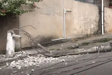 Imagem ilustrativa da imagem Caminhão arrasta fios e derruba poste em cima de carro em Cariacica