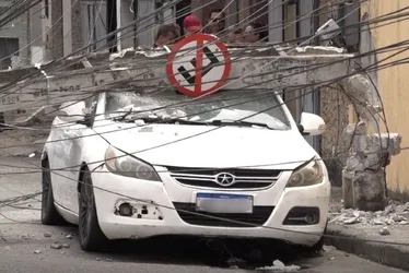 Imagem ilustrativa da imagem Caminhão arrasta fios e derruba poste em cima de carro em Cariacica