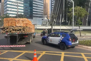Imagem ilustrativa da imagem Caminhão interdita duas faixas de avenida e complica trânsito em Vitória